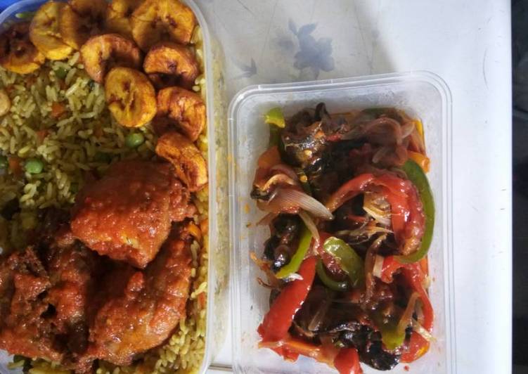 Fried rice with chicken and fried plantain