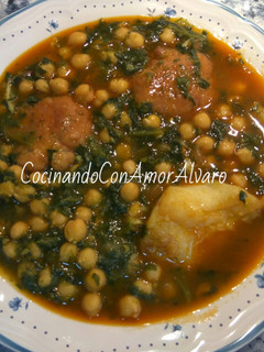 Una foto de Potaje de garbanzos con bacalao y espinacas