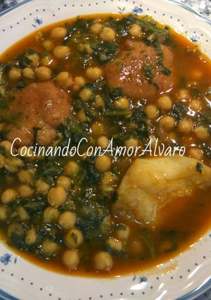 Una foto de Potaje de garbanzos con bacalao y espinacas