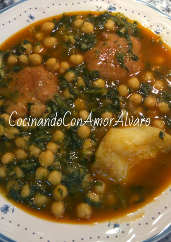 Una foto de Potaje de garbanzos con bacalao y espinacas