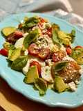 Ensalada de skyrella con tomates y aguacate
