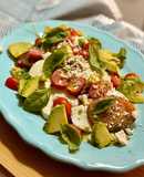 Ensalada de skyrella con tomates y aguacate