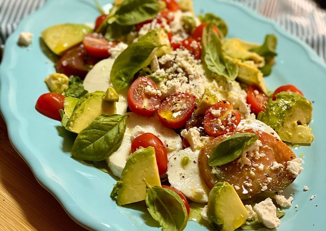 Ensalada de skyrella con tomates y aguacate
