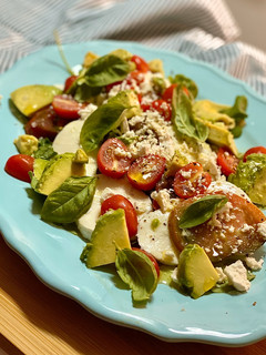 Foto principal de Ensalada de skyrella con tomates y aguacate