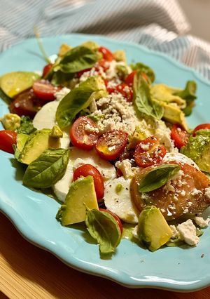 Una foto de Ensalada de skyrella con tomates y aguacate