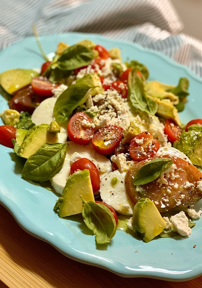 Una foto de Ensalada de skyrella con tomates y aguacate