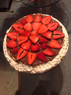 Una foto de Tarta de huesitos con fresas 🍓