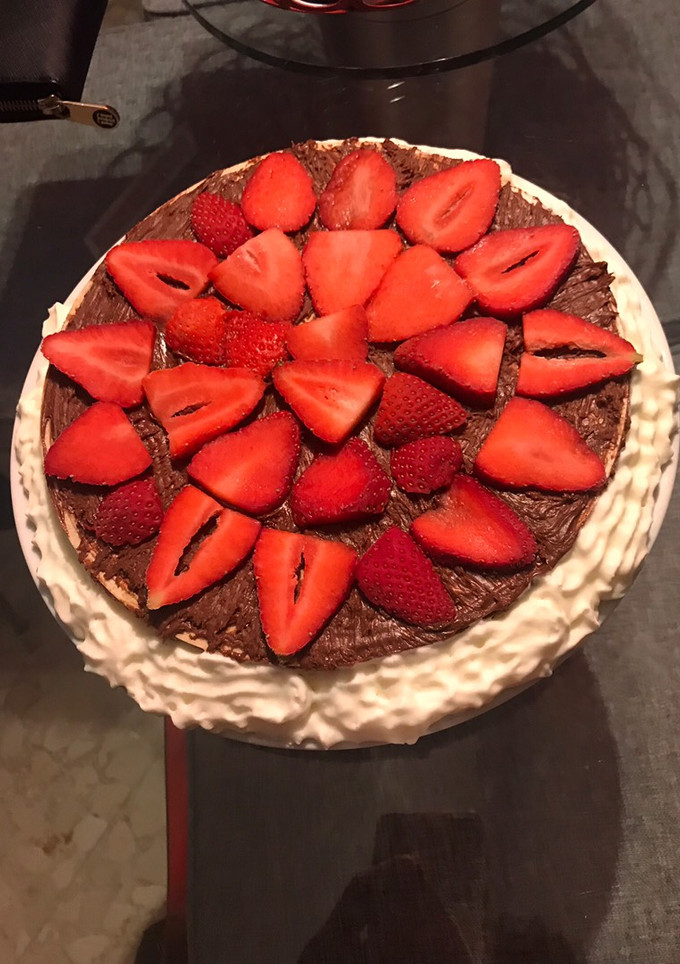 Una foto de Tarta de huesitos con fresas 🍓