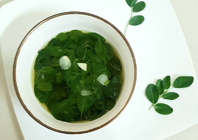 Cara Gampang Menyiapkan Sayur bening daun kelor yang Menggugah Selera