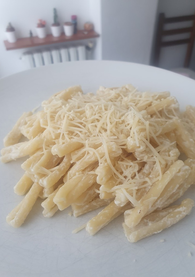 Una foto de Casarecce con salsa de queso