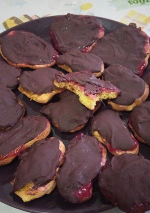 Una foto de Galletas de chocolate y mermelada