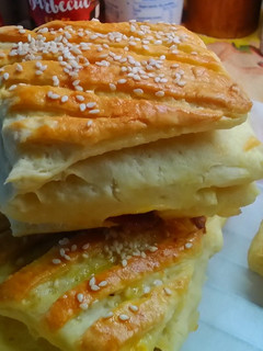 Kolbászos-hagymás kocka recept fotója