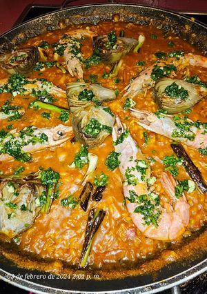 Una foto de Arroz Maty, con alcachofas confitadas, ajos tiernos, gambas langostineras y sepia
