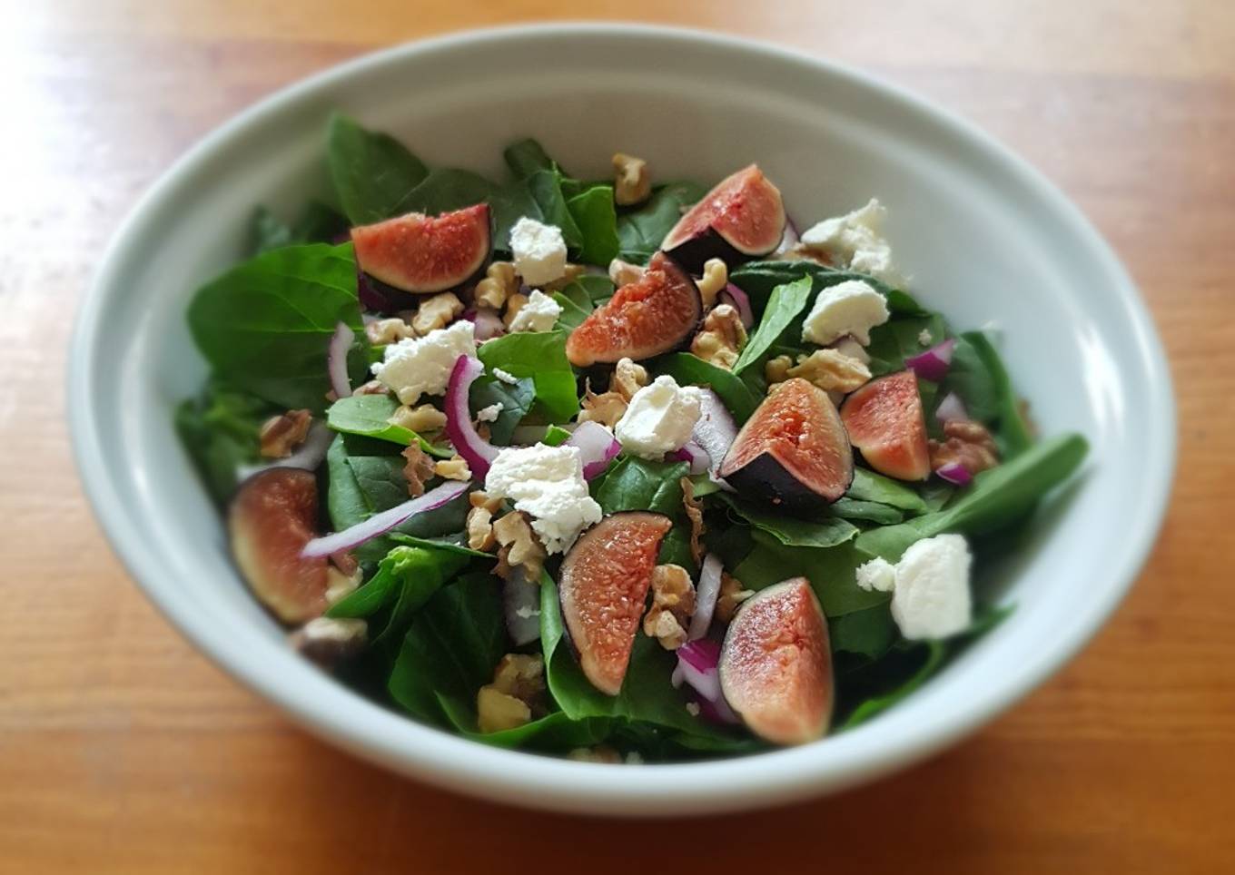Ensalada de espinacas con higo, queso de cabra y nuez
