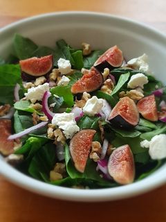 Una foto de Ensalada de espinacas con higo, queso de cabra y nuez