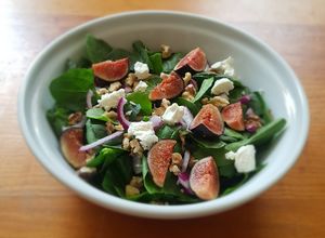 Una foto de Ensalada de espinacas con higo, queso de cabra y nuez