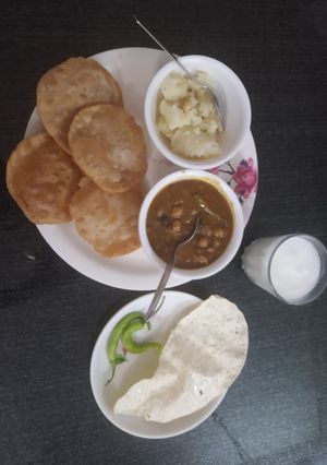 અમૃતસરી છોલે,પુરી ને સોજીનો શીરો રેસીપી મુખ્ય ફોટો