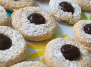Una foto de canapes dulces