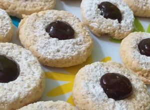 Una foto de Galletas mini pepas con dulce de arándanos