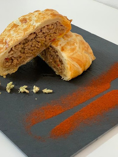 Una foto de Hojaldre de torta, carne y patatera con miel 🍯