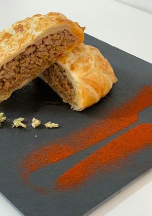 Una foto de Hojaldre de torta, carne y patatera con miel 🍯
