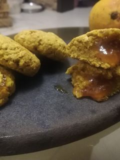 स्टफ्ड मँगो ओट्स कुकीज (stuffed mango oats cookies recipe in marathi) रेसिपी चे मुख्य फोटो