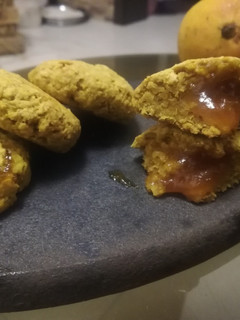 स्टफ्ड मँगो ओट्स कुकीज (stuffed mango oats cookies recipe in marathi) रेसिपी चे मुख्य फोटो
