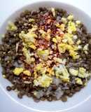 Lentejas con arroz, huevo molido y algo más