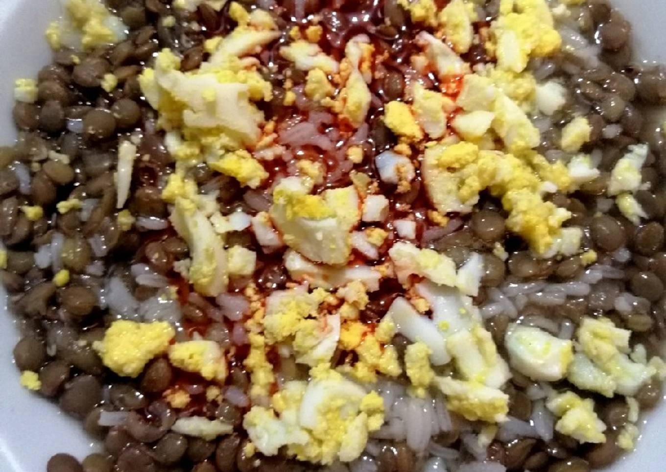 Lentejas con arroz, huevo molido y algo más