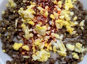 Una foto de Lentejas con arroz, huevo molido y algo más