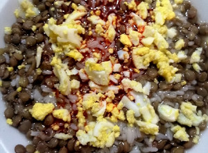 Una foto de Lentejas con arroz, huevo molido y algo más