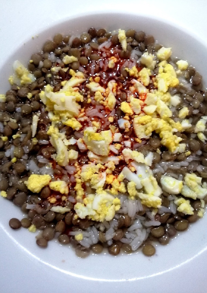 Una foto de Lentejas con arroz, huevo molido y algo más