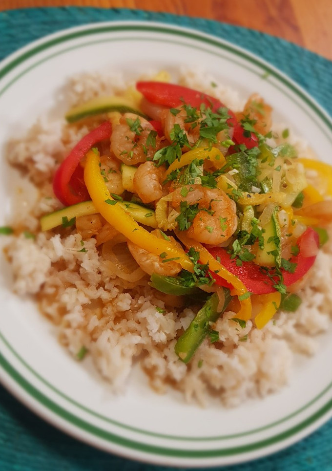 Una foto de Camarones con pimiento y calabacita