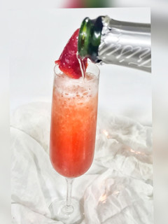 Una foto de Cocktail Festivo de Cava y fresas