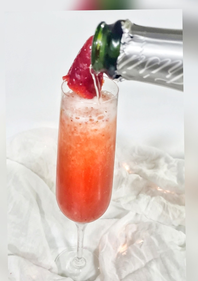 Una foto de Cocktail Festivo de Cava y fresas