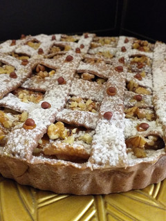 Una foto de Pastafrola de chocolate, con crema ganache, manjar y nueces