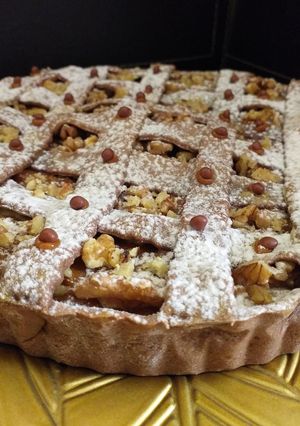 Una foto de Pastafrola de chocolate, con crema ganache, manjar y nueces