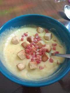 Una foto de Crema de lentejas rojas, calabacín, coliflor y puerro
