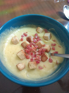Una foto de Crema de lentejas rojas, calabacín, coliflor y puerro