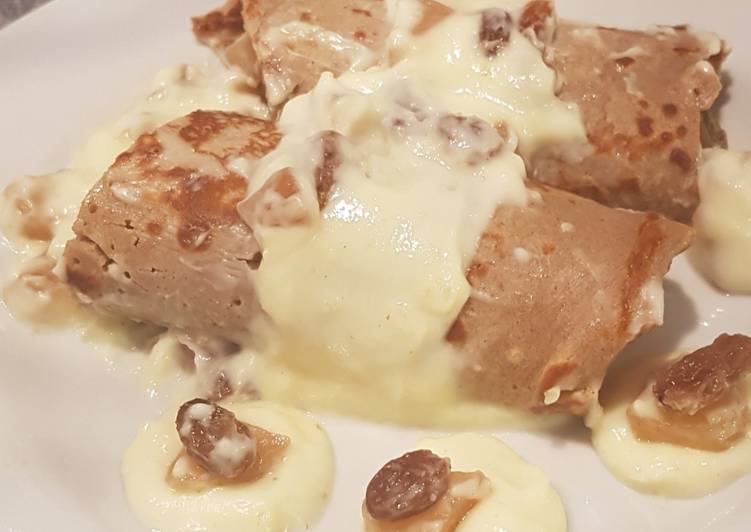 Crespelle con mele e salsa alla vaniglia