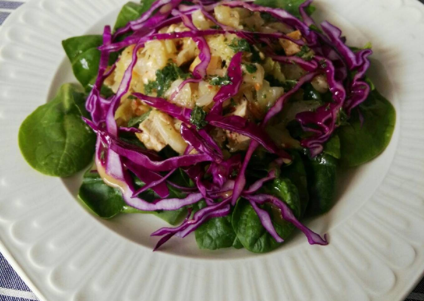 Ensalada de espinacas, coles y tofu con vinagreta de hierbabuena