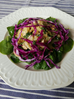 Una foto de Ensalada de espinacas, coles y tofu con vinagreta de hierbabuena