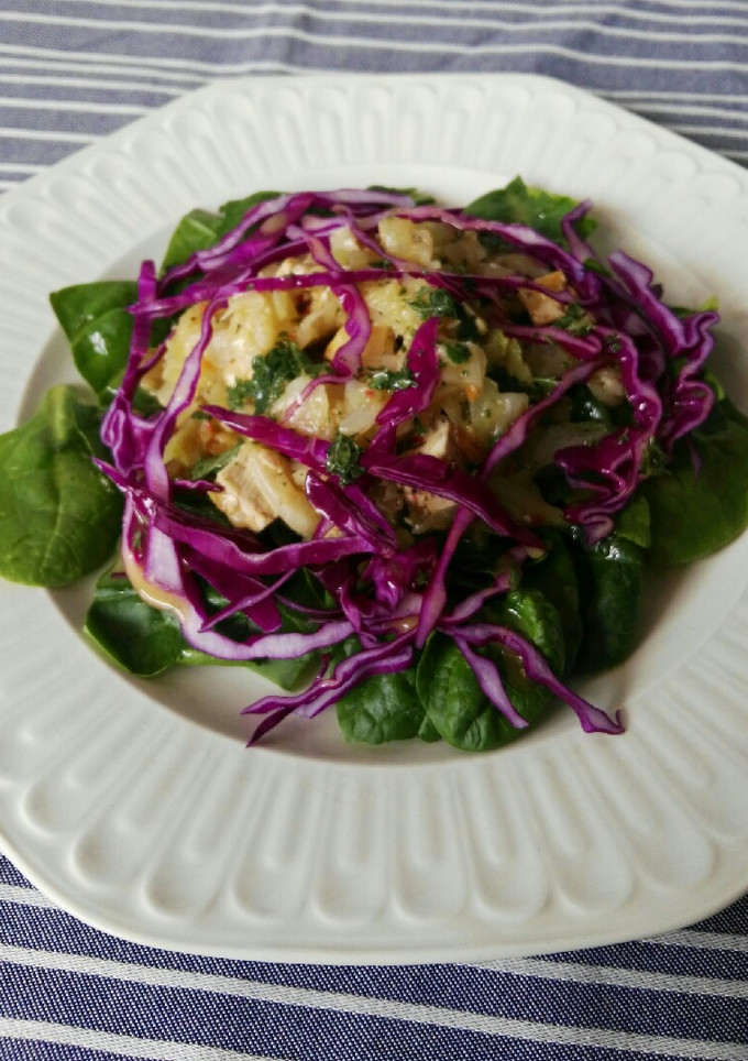Una foto de Ensalada de espinacas, coles y tofu con vinagreta de hierbabuena