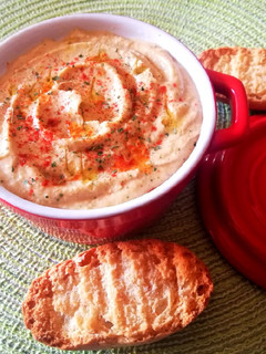 Una foto de Hummus de garbanzos y guisantes con hierbabuena fresca🍃🏵️