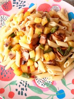 Una foto de Macarrones con champiñones, patata y espárragos