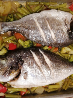Una foto de 214. Dorada con salteado de verduras / Horno