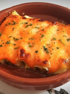 Una foto de Canelones de Bacalao con crema de Piquillos