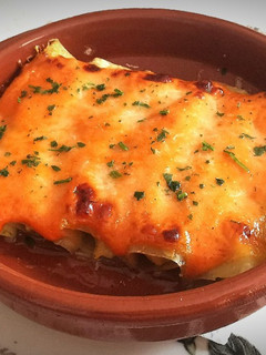 Una foto de Canelones de Bacalao con crema de Piquillos