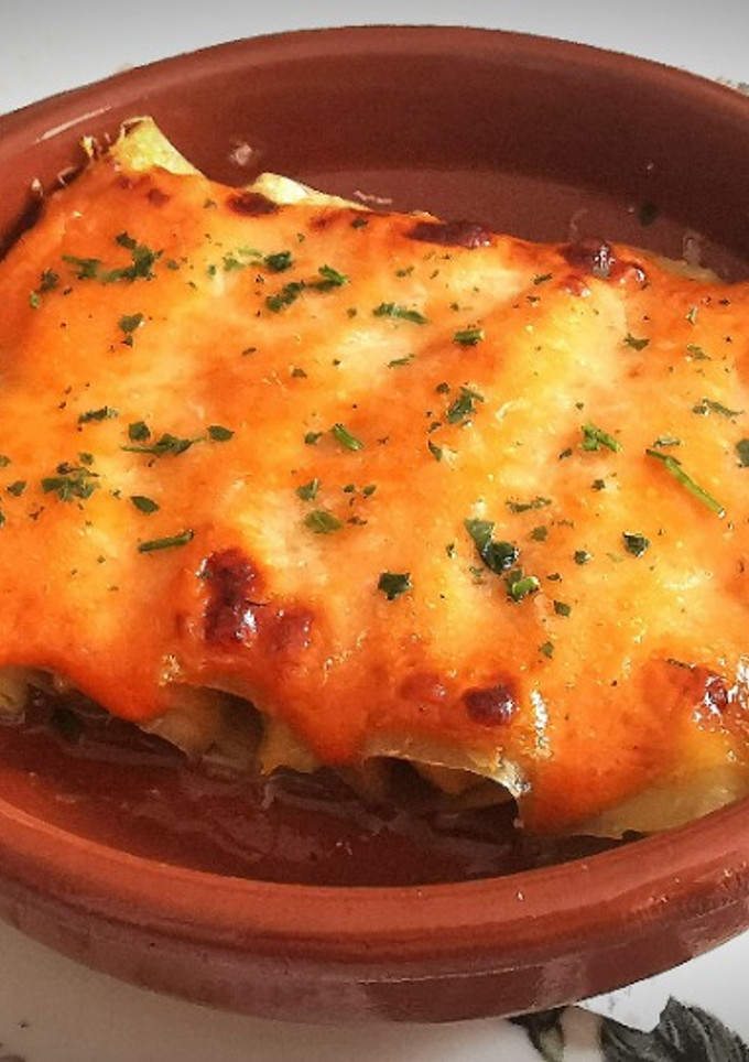 Una foto de Canelones de Bacalao con crema de Piquillos