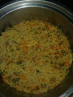 வெஜிடபிள் மேகி நூடுல்ஸ்(VEGETABLE NOODLES RECIPE IN TAMIL) செய்முறை முக்கிய புகைப்படம்